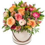 Цветы в коробке с декоративными цветами